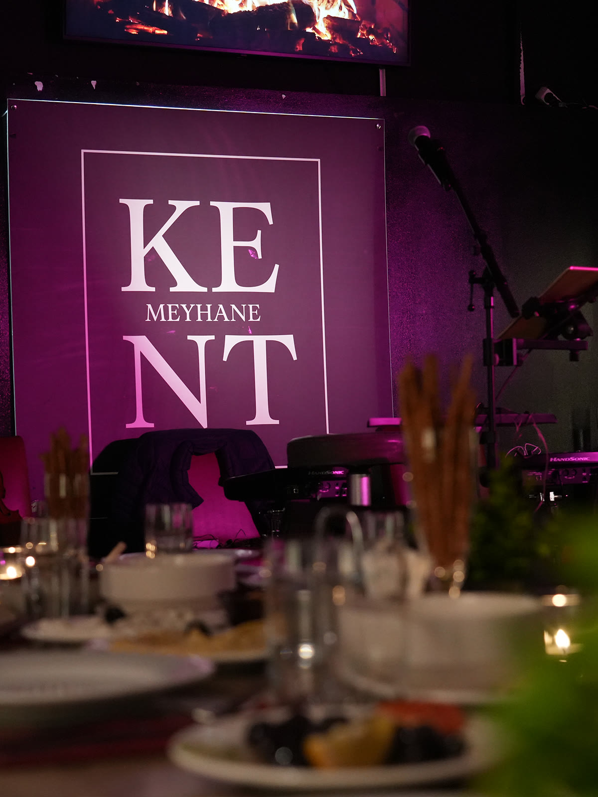 Bühne und Musik für die Geburtstagsfeier im Eventsaal des KENT Restaurants Wien