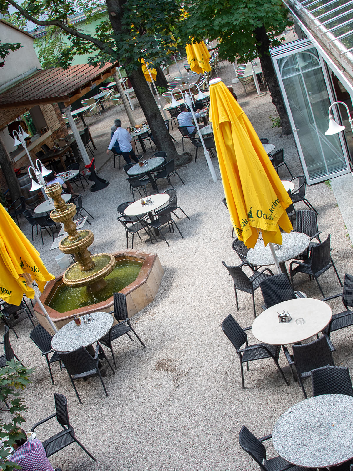 Gastgarten mit Brunnen von oben