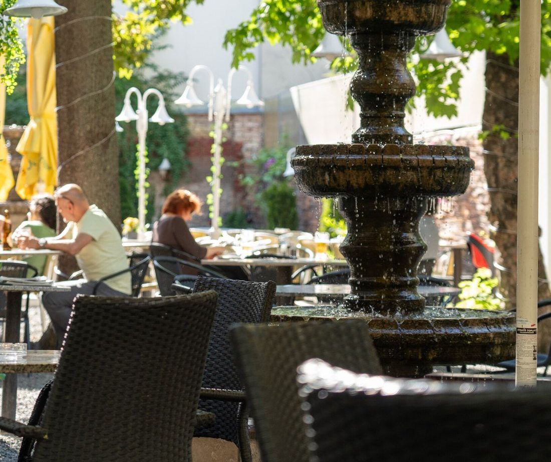 Gastgarten-Erlebnis im 600 m² Schanigarten des KENT Restaurants am Brunnenmarkt, Wien